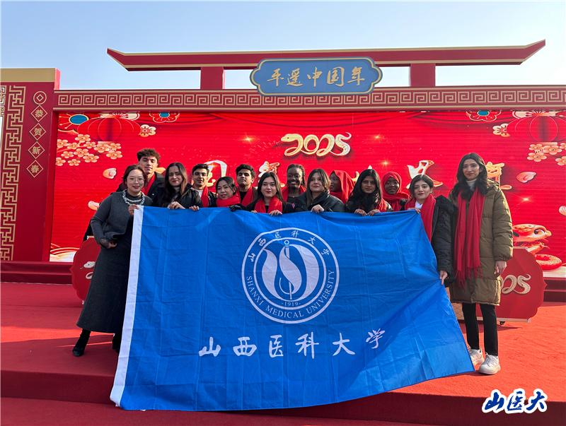 万象城留学生参加“平遥中国年”启动仪式